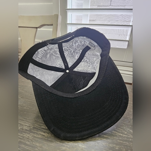 Marvel Black and White Snapback Cap - Picture 3 of 5